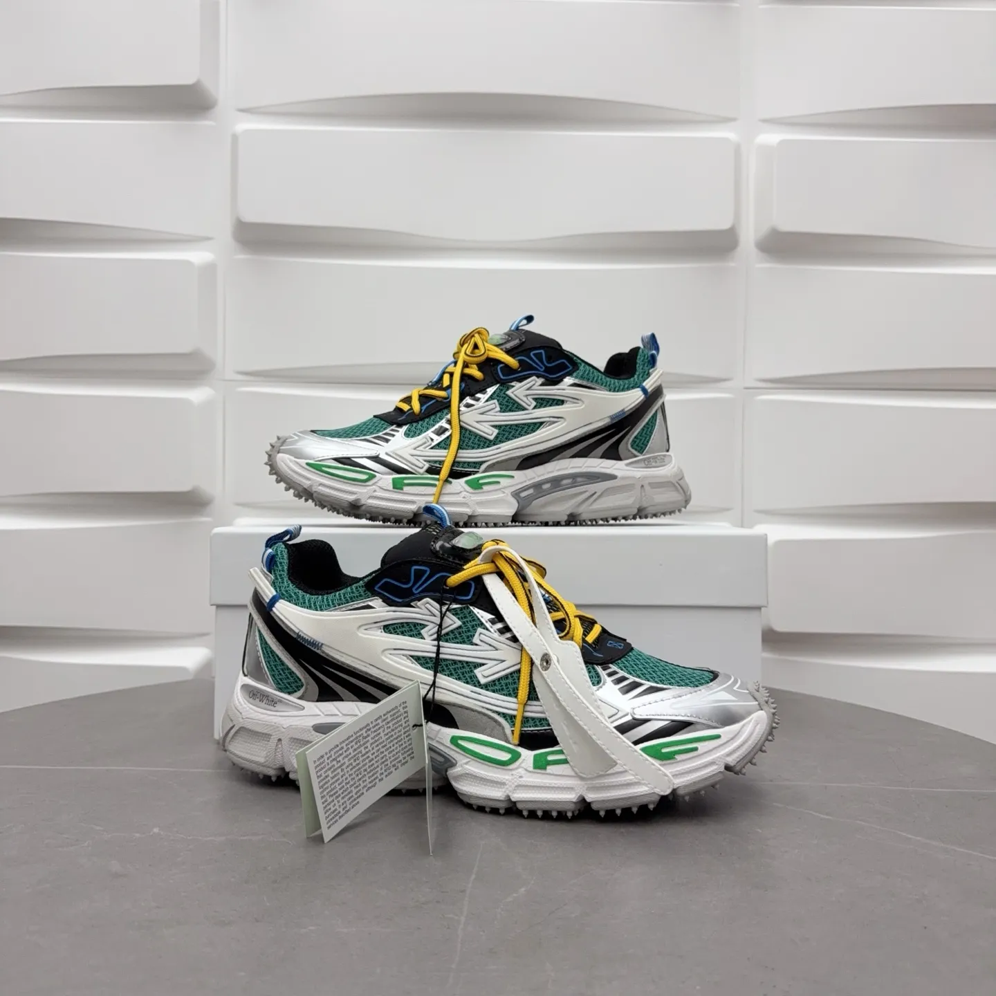 【off- white】P: 720💰Couple style👫, Size: 35-44 (Male 38.45.46 custom-made) High-quality version👊"Out of office" series original mold opening, original lasting, production process 1:1 original version ➰OFF GREY) OFF-WHITE Be Right Back Couple style👫Round toe lace-up arrow pattern low-top lifestyle casual shoes green. A running shoe called the "Be Right Back" sneaker. The design of this sneaker is inspired by Japanese sports aesthetics and craftsmanship, with running performance and principles at its core.